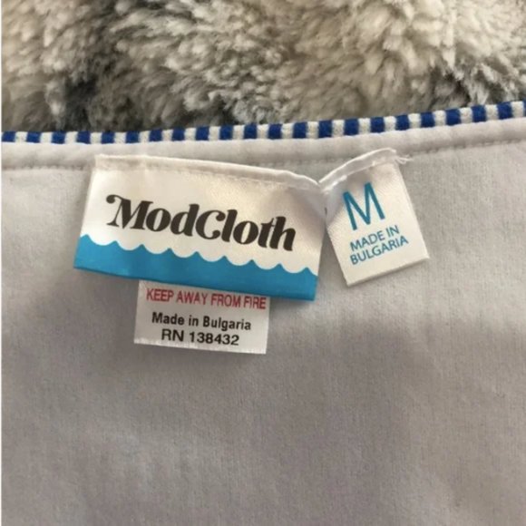 Modcloth "Sissone" Off Shoulder Cap Sleeve Button Up Swim Top - Size Medium - Picture 6 of 9